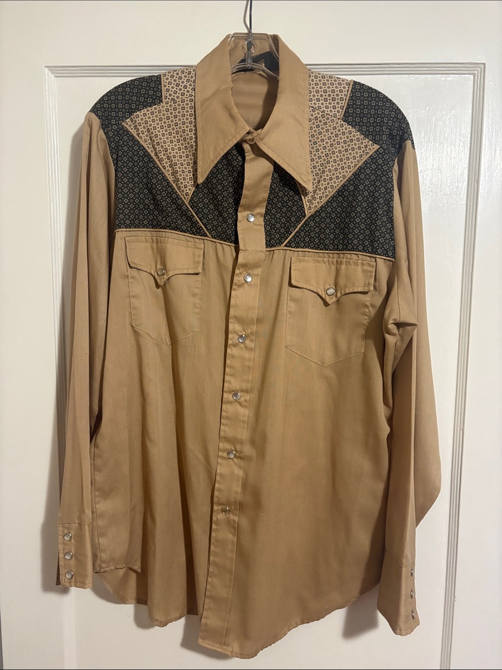 🆕 Sears Men’s Large Tan Western-Style Snap-Up Shirt with Black Patterned Yoke